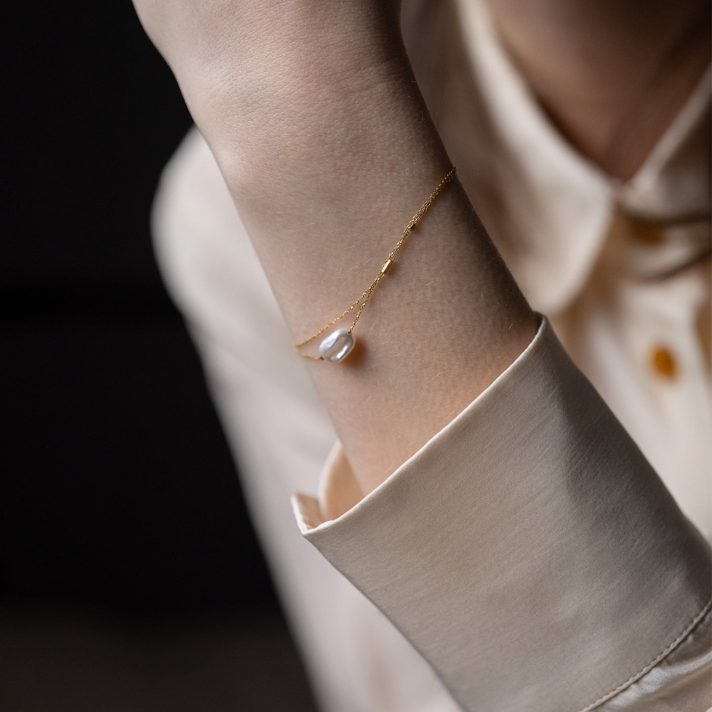 18ct yellow gold fine chain 2 strand bracelet with small bars, Diamond set bar and Keshi Pearls