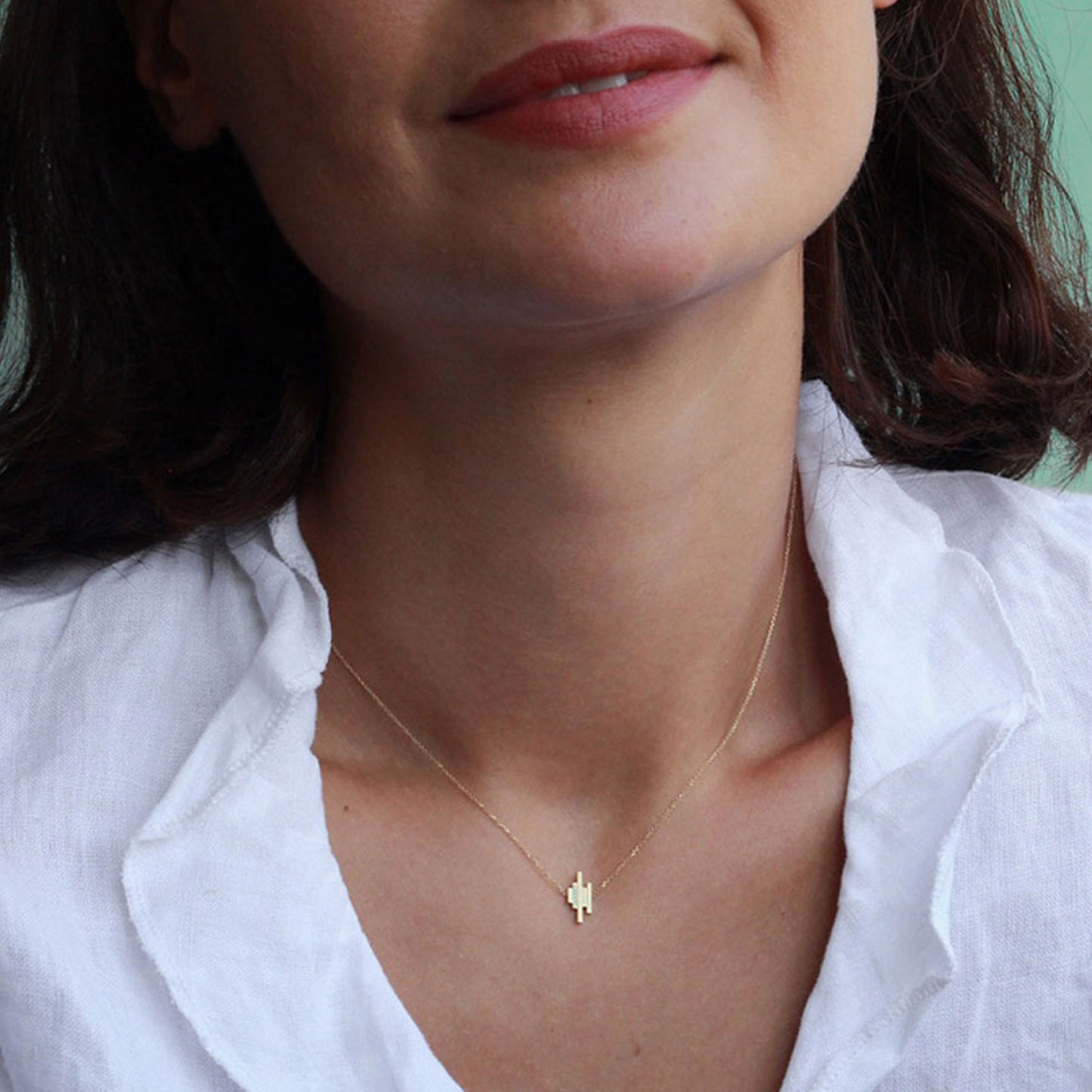 18CT DECO DECADENCE DIAMOND PAVE BAR NECKLACE ON MODEL