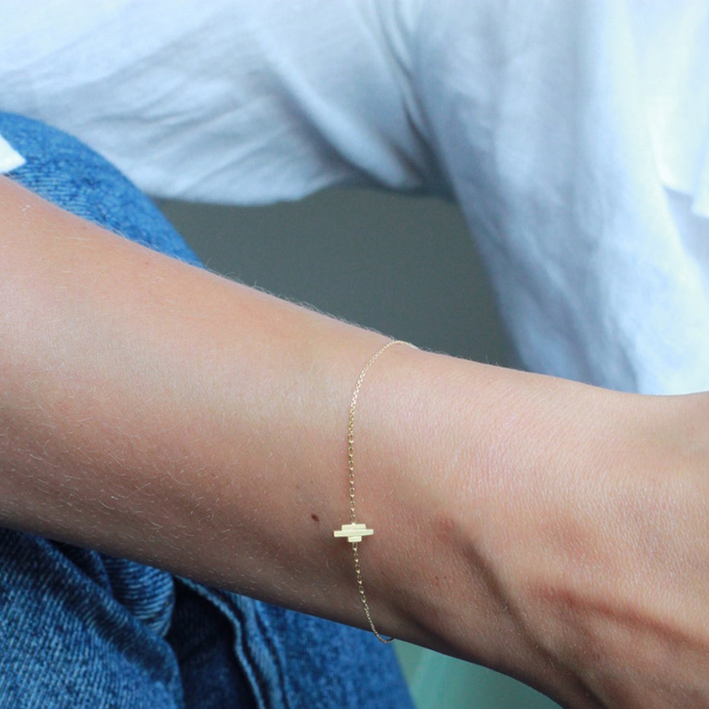 18 CT YELLOW GOLD FINE CHAIN BRACELET WITH VERTICAL LAYERED BAR  ON MODEL