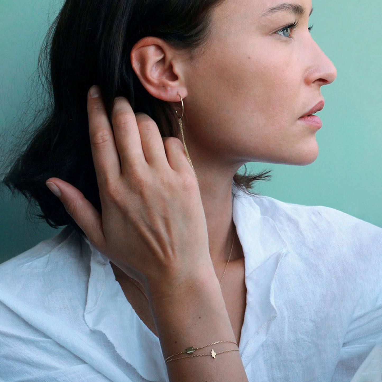 18 CT YELLOW GOLD FINE CHAIN BRACELET WITH VERTICAL LAYERED BAR  on model who is also wearing other deco decadence earrings and bracelet