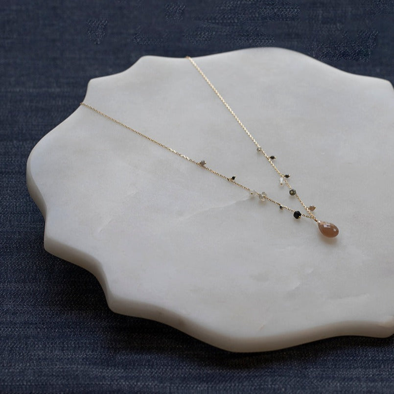 18 CT NECKLACE WITH GREY MOONSTONE TEARDROP