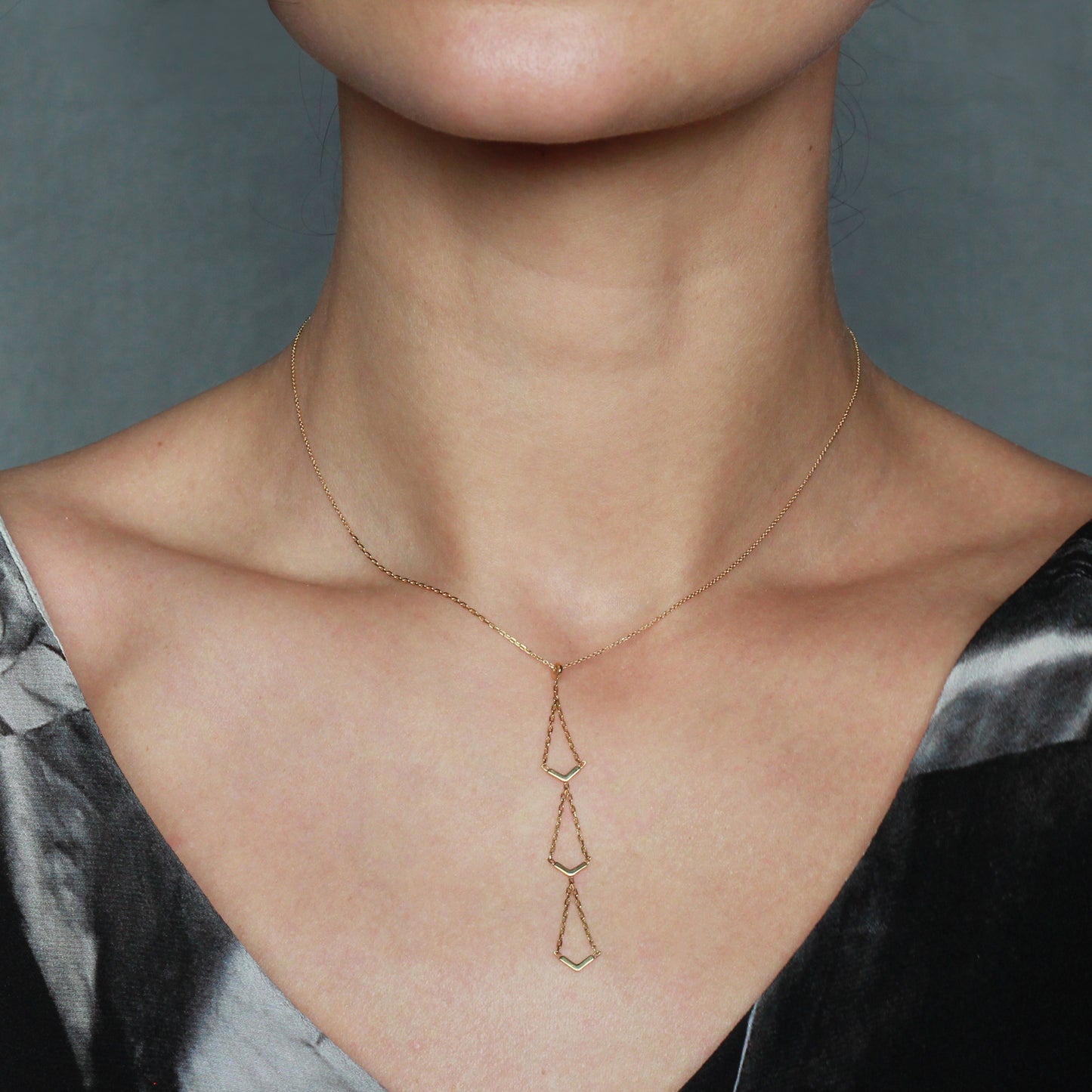 18ct yellow gold necklace with triple V-shaped drops  