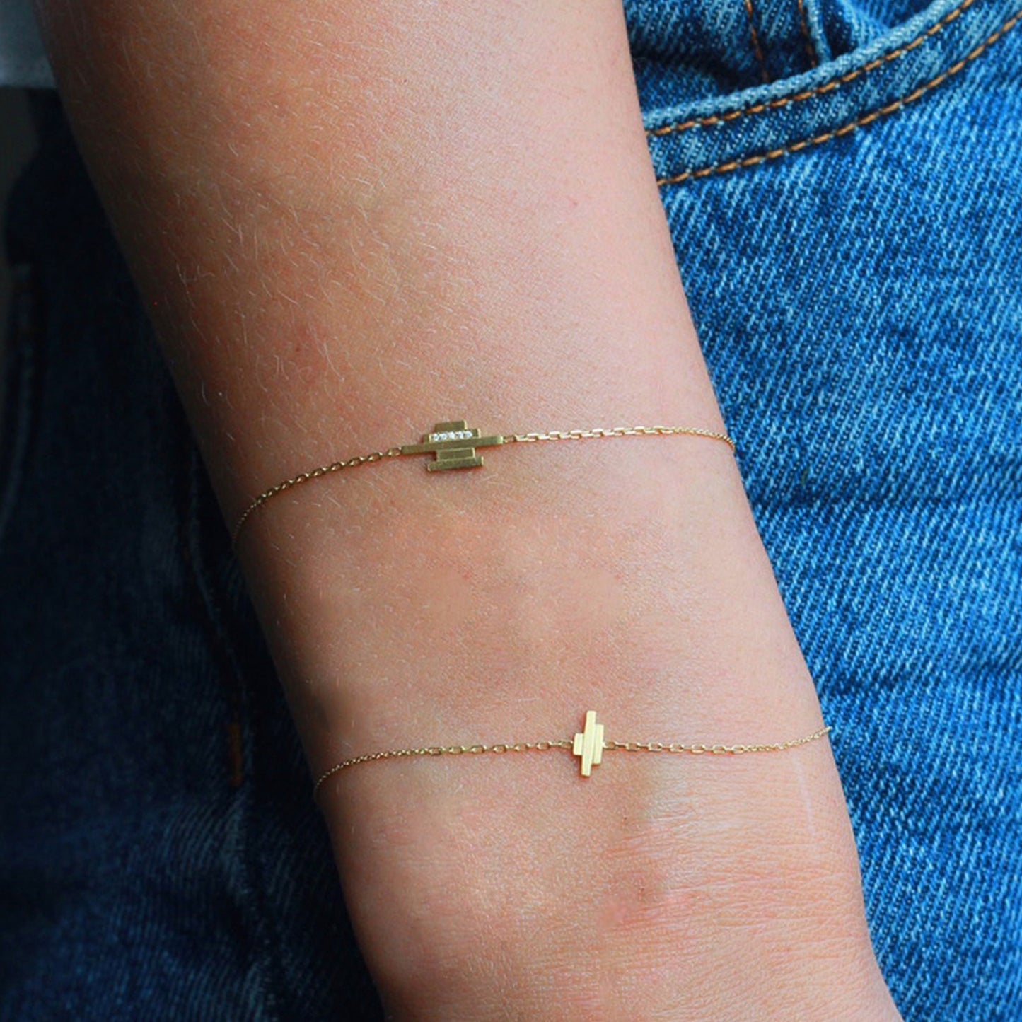 18 CT YELLOW GOLD FINE CHAIN BRACELET WITH VERTICAL LAYERED BAR on model who is also wearing another deco decadence diamond bracelet